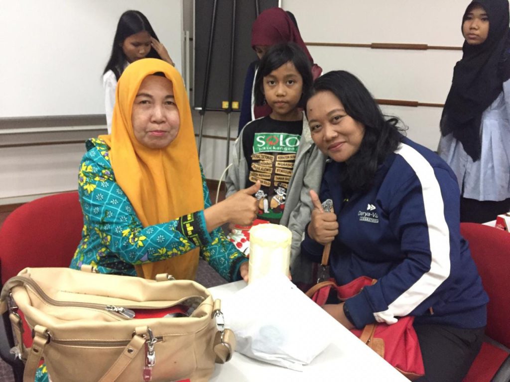 Bu Catur Galuh dan Ita Angelina, usai lomba kreatifitas siswa paket C PKBM Tangerang Selatan