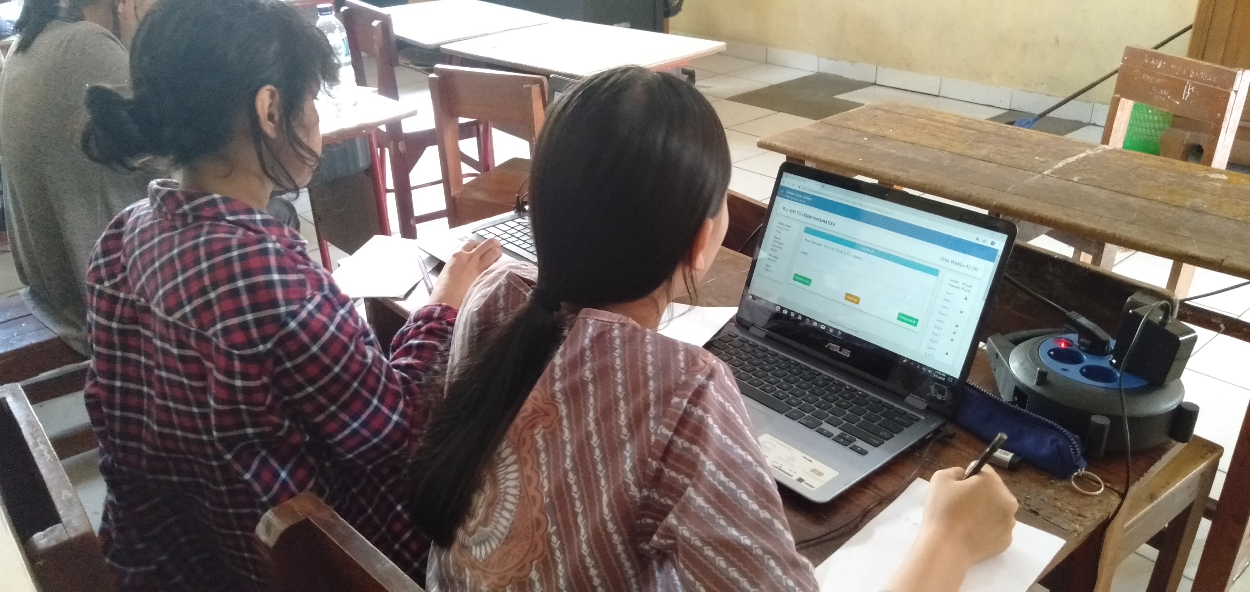 peserta USBN online mengerjakan soal di layar laptonya yang terhubung internet